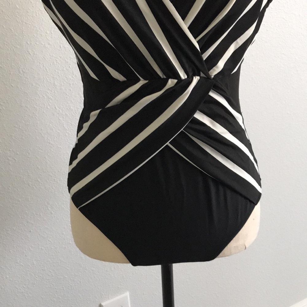WOMEN X Front Stripes Pattern One Piece Swimsuit | M - Picture 4 of 13